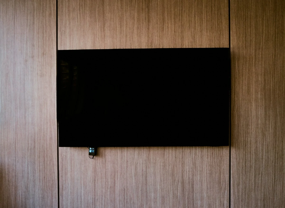 Pickup display on a wall screen